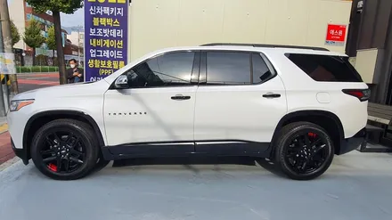 쉐보레 트레버스 차량에 신차 기본패키지 시공