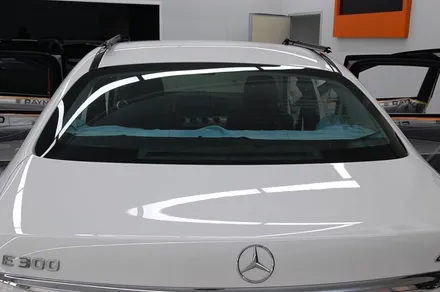 벤츠 E300 차량에 팬텀 S9 필름으로 재시공