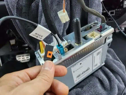 기아 니로 어라운드뷰 순정네비연동 작업 주차시 편리합니다.