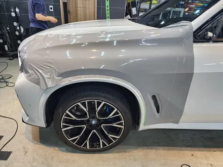 하남 미사 고객님의 BMW X5 M 하이그로시 그레이 색상의 필름으로 전체랩핑 시공 / 하남 하산곡동