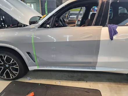 하남 미사 고객님의 BMW X5 M 하이그로시 그레이 색상의 필름으로 전체랩핑 시공 / 하남 하산곡동