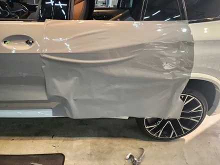 하남 미사 고객님의 BMW X5 M 하이그로시 그레이 색상의 필름으로 전체랩핑 시공 / 하남 하산곡동
