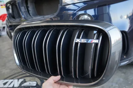 스킨게러지 + BMW X5 키드니그릴랩핑 + 블랙크롬랩핑 + 앰블럼랩핑 + 에이버리크롬 + 에이버리블랙크롬 / 성남시 분당구 동원동
