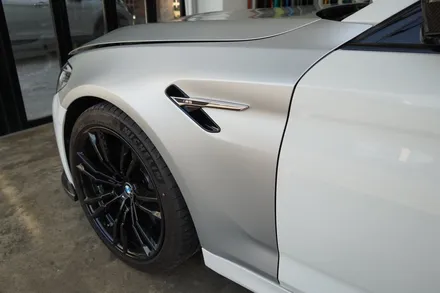 스킨게러지 + BMW M5 전체랩핑 + M5전체랩핑 + M5랩핑 + BMW랩핑 + BMW 전체랩핑 + 3M 사틴화이트알루미늄 + 전체카스킨 / 성남시 분당구 동원동