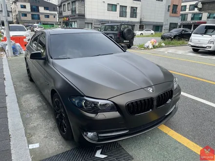부산랩핑 전문점 현스게러지 BMW F10 5시리즈 사틴 골드더스트 블랙 전체랩핑 시공 소개 / 부산 강서구 명지동