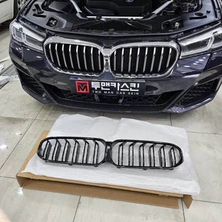 BMW 5시리즈 크롬죽이기 / 윈도우크롬몰딩 랩핑 / 앞휀다 에어브리더 랩핑 / 키드니그릴랩핑 교체 / 군포랩핑 전문점 투맨카스킨 / 인천 남동구 논현동