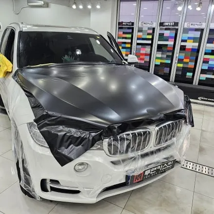 BMW X5 화이트 차량, 3M2080 사틴블랙 전체랩핑으로 완벽한 변신 – 인천 랩핑 전문점 투맨카스킨 / 인천 남동구 논현동