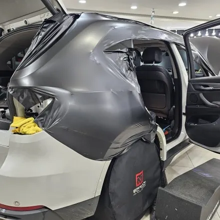 BMW X5 화이트 차량, 3M2080 사틴블랙 전체랩핑으로 완벽한 변신 – 인천 랩핑 전문점 투맨카스킨 / 인천 남동구 논현동