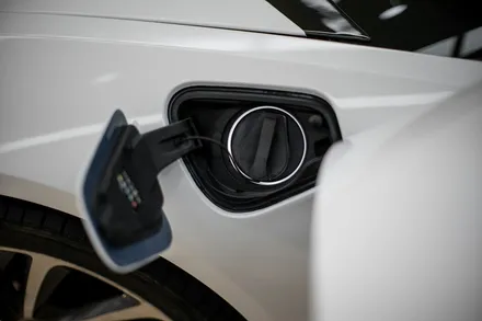 [투맨카스킨] BMW i8 전체랩핑 시공 포스팅 / 에이버리데니슨 / 유광화이트 / 인천랩핑 / 청라랩핑 / 인천 남동구 논현동