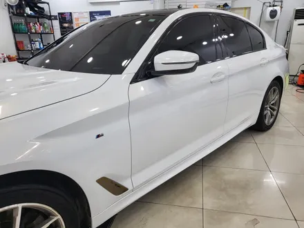 BMW 5시리즈 기존랩핑 제거 후 깔끔하게 화이트 랩핑~! / 3M2080 글로스 화이트 골드 스파클 / 인천랩핑 전문점 투맨카스킨 / 인천 서구, 부평, 부천