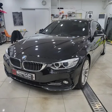 BMW 4쿠페 F바디차량 윈도우 크롬죽이기 / 3m2080 유광블랙으로 시공 / 안산랩핑 전문점 / 투맨카스킨 / 인천 남동구 논현동
