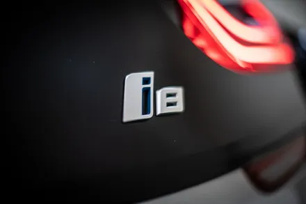 [투맨카스킨] BMW i8 전체랩핑 시공 포스팅 / 에이버리데니슨 / 유광화이트 / 인천랩핑 / 청라랩핑 / 인천 남동구 논현동