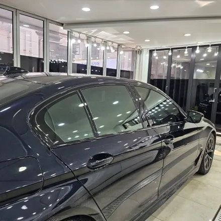 BMW 5시리즈 크롬죽이기 / 윈도우크롬몰딩 랩핑 / 앞휀다 에어브리더 랩핑 / 키드니그릴랩핑 교체 / 군포랩핑 전문점 투맨카스킨 / 인천 남동구 논현동