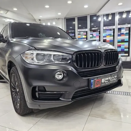 BMW X5 화이트 차량, 3M2080 사틴블랙 전체랩핑으로 완벽한 변신 – 인천 랩핑 전문점 투맨카스킨 / 인천 남동구 논현동