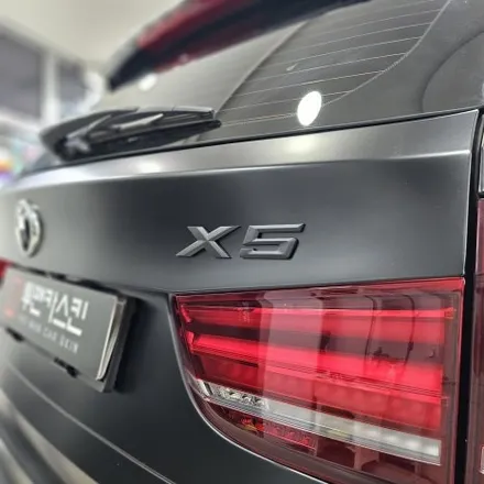 BMW X5 화이트 차량, 3M2080 사틴블랙 전체랩핑으로 완벽한 변신 – 인천 랩핑 전문점 투맨카스킨 / 인천 남동구 논현동