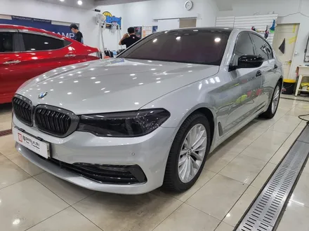 BMW 5시리즈 G30 랩핑잘하는곳 / 전체 크롬딜리트로 차량을 더욱 포스있게 변신완료 / 루프스킨 / 라이트필름 톤다운 / 서산랩핑 서산시랩핑 서산ppf 서산시ppf / 인천 서구, 부평, 부천