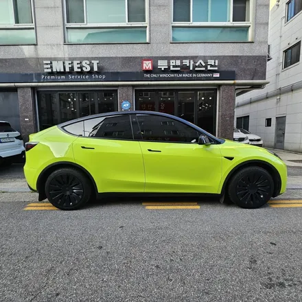 인천 테슬라 모델Y 전체 랩핑 & PPF 시공 ｜ 글로시 샤인 그린 컬러 변신, 블랙 엠블럼 포인트까지! / 인천 남동구 논현동