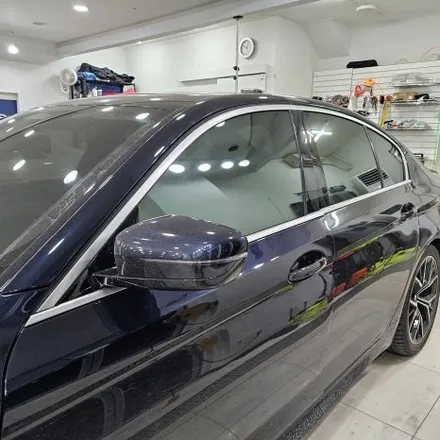 BMW 5시리즈 크롬죽이기 / 윈도우크롬몰딩 랩핑 / 앞휀다 에어브리더 랩핑 / 키드니그릴랩핑 교체 / 군포랩핑 전문점 투맨카스킨 / 인천 남동구 논현동