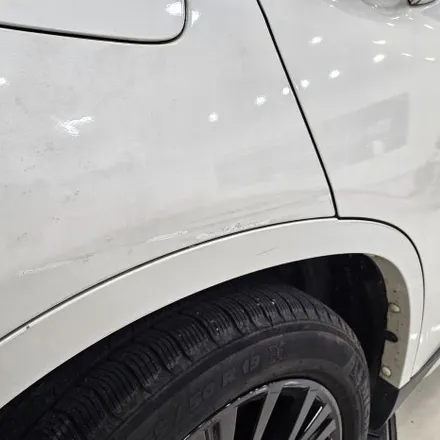 BMW X5 화이트 차량, 3M2080 사틴블랙 전체랩핑으로 완벽한 변신 – 인천 랩핑 전문점 투맨카스킨 / 인천 남동구 논현동