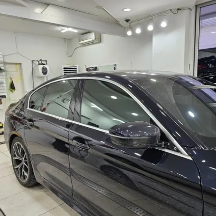 BMW 5시리즈 크롬죽이기 / 윈도우크롬몰딩 랩핑 / 앞휀다 에어브리더 랩핑 / 키드니그릴랩핑 교체 / 군포랩핑 전문점 투맨카스킨 / 인천 남동구 논현동