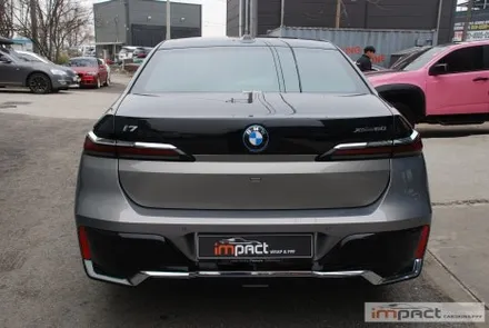 수원 동탄 랩핑 BMW i7 실버&블랙 듀오톤 시공 후 순정 느낌 그대로! / 수원시 권선구 고색동