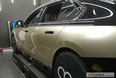 수원 랩핑 BMW i7 블랙바디 하단 샴페인골드 듀오톤 후 고급스러움의 정석! / 수원시 권선구 고색동