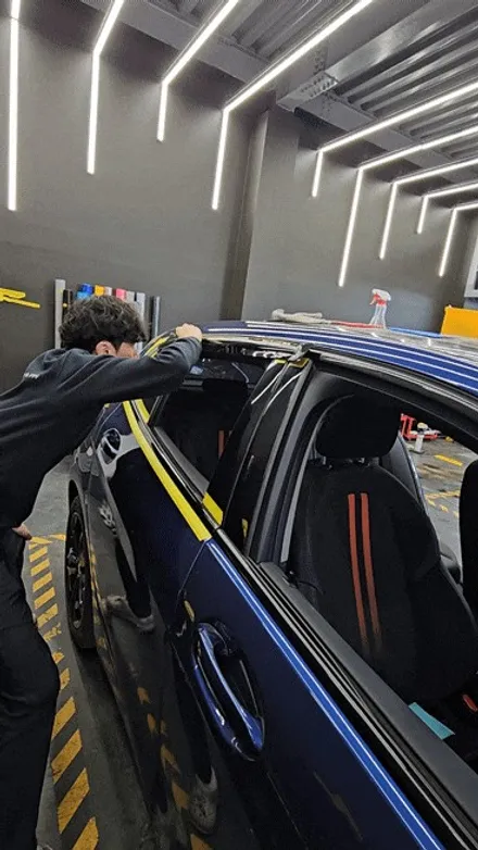 동탄 수원 랩핑 BMW118d 윈도우몰딩 크롬죽이기로 포인트 주기 / 수원시 권선구 고색동