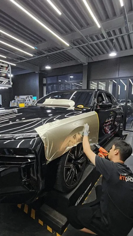 수원 랩핑 BMW i7 블랙바디 하단 샴페인골드 듀오톤 후 고급스러움의 정석! / 수원시 권선구 고색동