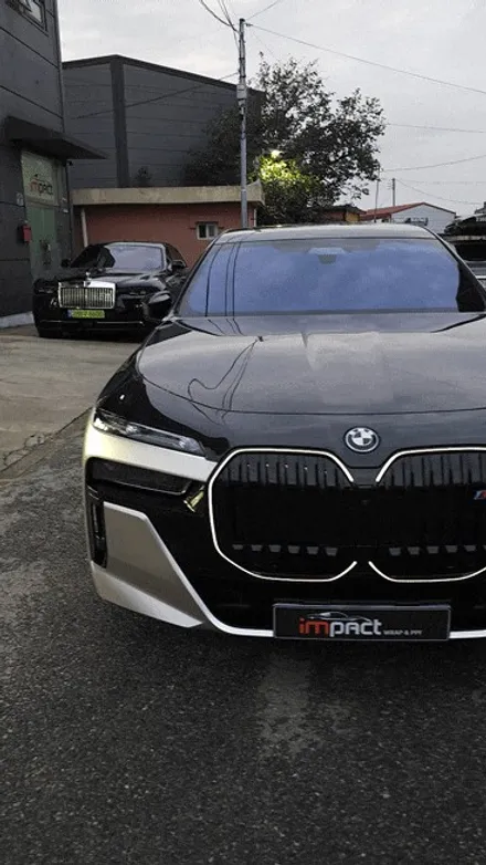수원 랩핑 BMW i7 블랙바디 하단 샴페인골드 듀오톤 후 고급스러움의 정석! / 수원시 권선구 고색동