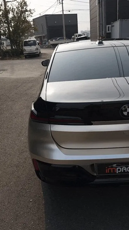 수원 화성 랩핑 BMW i7 고광택 샴페인골드 하단 투톤/듀오톤랩핑 / 수원시 권선구 고색동