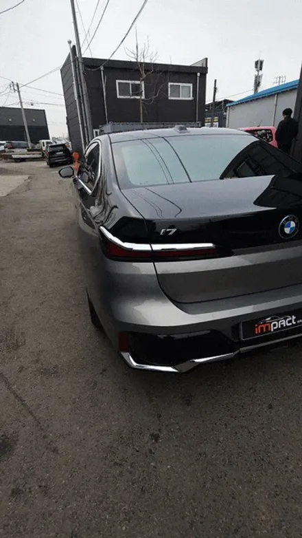 수원 동탄 랩핑 BMW i7 실버&블랙 듀오톤 시공 후 순정 느낌 그대로! / 수원시 권선구 고색동