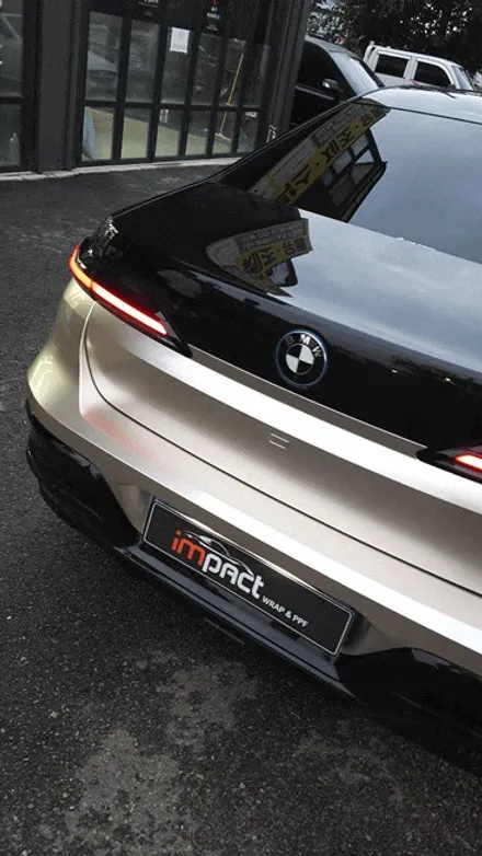 수원 랩핑 BMW i7 블랙바디 하단 샴페인골드 듀오톤 후 고급스러움의 정석! / 수원시 권선구 고색동