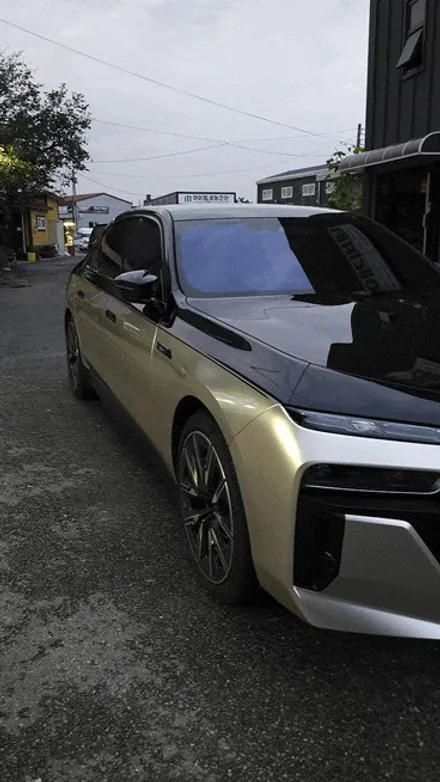 수원 랩핑 BMW i7 블랙바디 하단 샴페인골드 듀오톤 후 고급스러움의 정석! / 수원시 권선구 고색동