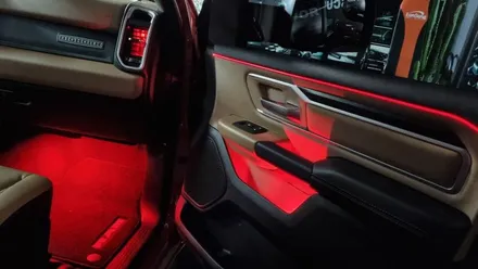 닷지 램 1500 빅혼(Dodge Ram 1500 BIGHORN) 인코브 엠비언트 라이트 무드등, 풋등 시공 / 부산진구