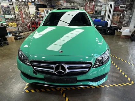 [팀카서초] 벤츠 E300 전체랩핑 / Avery Gloss Emerald Green / 서초구 방배동