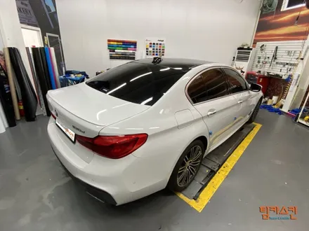 [BMW 530d] 화이트바디에는 필수 ! 유광블랙 루프스킨#팀카스킨 #랩핑 #루프스킨 / 서초구 방배동
