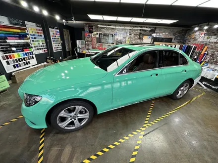[팀카서초] 벤츠 E300 전체랩핑 / Avery Gloss Emerald Green / 서초구 방배동