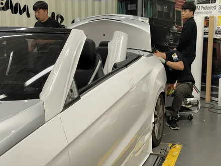[팀카스킨 화성점] 벤츠 E200 까브리올레 의 Avery 다이아몬드 화이트 전체랩핑 시공 / 서초구 방배동