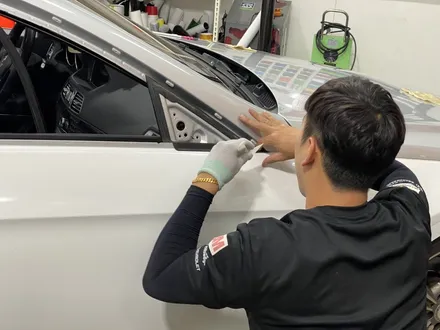 [팀카스킨 화성점] 벤츠 E200 까브리올레 의 Avery 다이아몬드 화이트 전체랩핑 시공 / 서초구 방배동