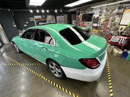 [팀카서초] 벤츠 E300 전체랩핑 / Avery Gloss Emerald Green / 서초구 방배동