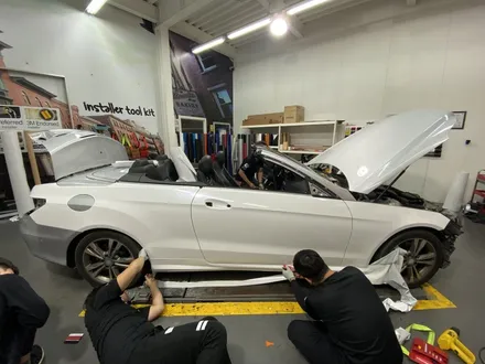 [팀카스킨 화성점] 벤츠 E200 까브리올레 의 Avery 다이아몬드 화이트 전체랩핑 시공 / 서초구 방배동