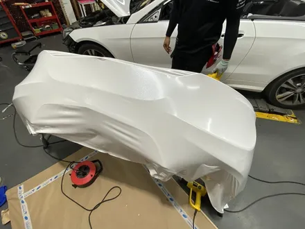 [팀카스킨 화성점] 벤츠 E200 까브리올레 의 Avery 다이아몬드 화이트 전체랩핑 시공 / 서초구 방배동