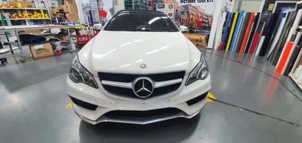[팀카스킨 화성점] 벤츠 E200 까브리올레 의 Avery 다이아몬드 화이트 전체랩핑 시공 / 서초구 방배동