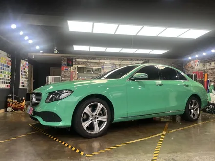 [팀카서초] 벤츠 E300 전체랩핑 / Avery Gloss Emerald Green / 서초구 방배동