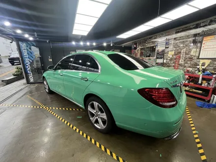 [팀카서초] 벤츠 E300 전체랩핑 / Avery Gloss Emerald Green / 서초구 방배동