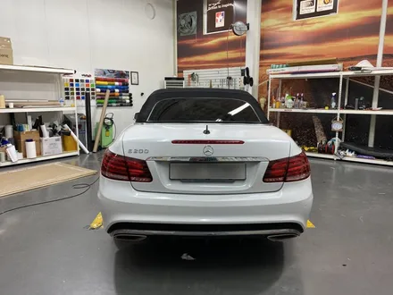 [팀카스킨 화성점] 벤츠 E200 까브리올레 의 Avery 다이아몬드 화이트 전체랩핑 시공 / 서초구 방배동