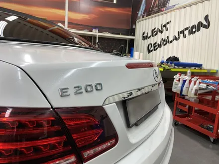 [팀카스킨 화성점] 벤츠 E200 까브리올레 의 Avery 다이아몬드 화이트 전체랩핑 시공 / 서초구 방배동