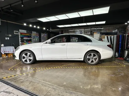 [팀카서초] 벤츠 E300 전체랩핑 / Avery Gloss Emerald Green / 서초구 방배동