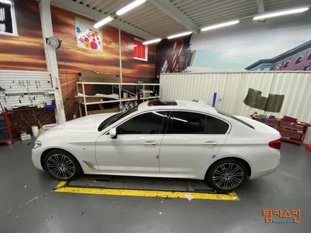[BMW 530d] 화이트바디에는 필수 ! 유광블랙 루프스킨#팀카스킨 #랩핑 #루프스킨 / 서초구 방배동