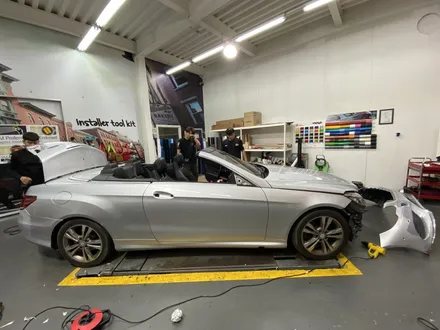 [팀카스킨 화성점] 벤츠 E200 까브리올레 의 Avery 다이아몬드 화이트 전체랩핑 시공 / 서초구 방배동
